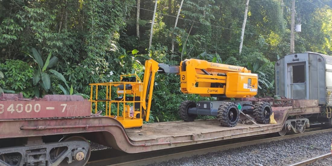 vagão de logística ferroviária movimentando plataforma articulada amarela