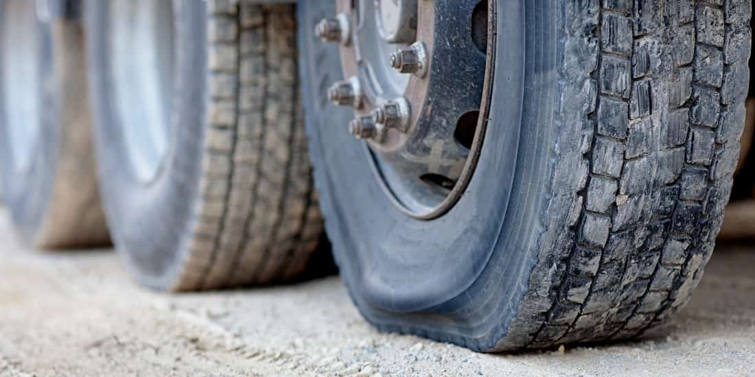 desgaste de pneus de caminhão aparente